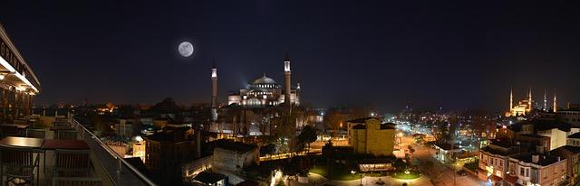 Istanbul Insights: Your Ultimate Travel Guide to the City of Minarets, Markets, and Rich History